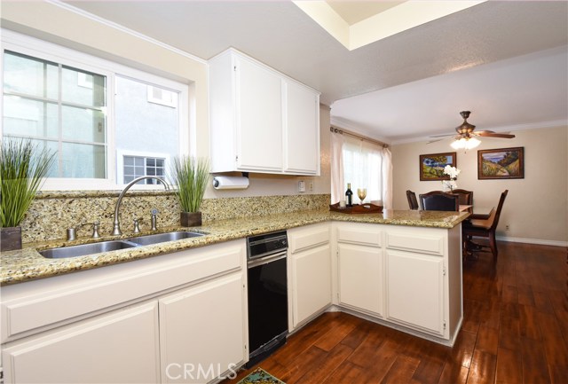 Bright & Open Kitchen w/lots of Counter Space