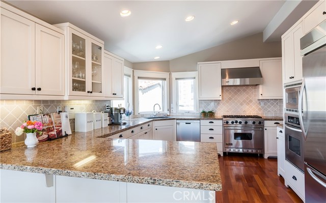 Large Gourmet kitchen, 6-burner Viking Range, 2nd oven and pantry.