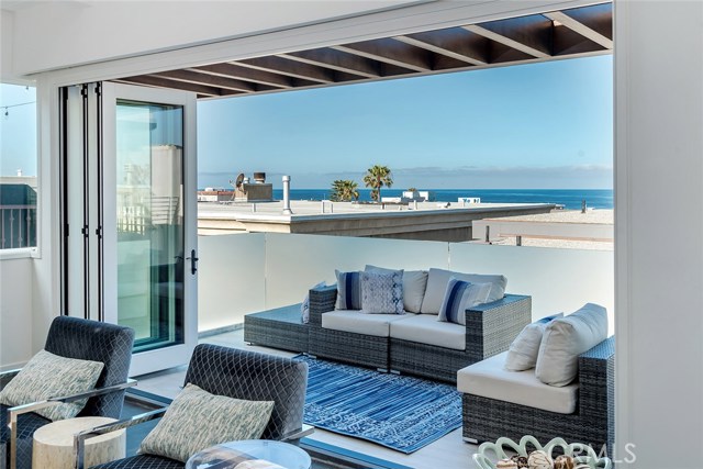 1121 Manhattan Ave, Hermosa Beach, California 90254, 4 Bedrooms Bedrooms, ,2 BathroomsBathrooms,Residential,Sold,Manhattan Ave,SB18116434