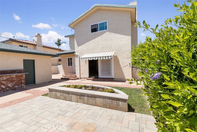 Private yard large enough to add a jacuzzi
