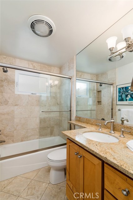 The full bath for the living/guest level.