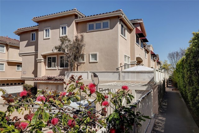 Located in a quiet family neighborhood, this location may be Redondo’s best kept secret with easy access to award winning schools, shops, restaurants, & freeways.