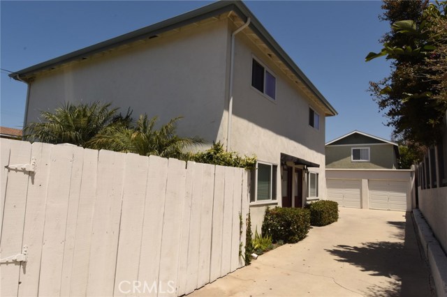 Back 2 units are side by side townhouse style units.  Closest unit has it's own large yard, too!