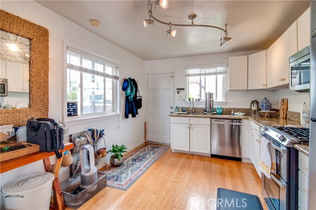 Granite & Stainless Kitchen with Hardwood Floors