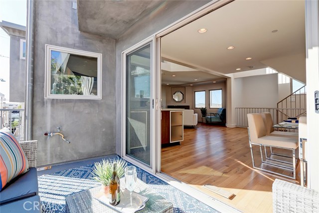 447 Manhattan Avenue, Hermosa Beach, California 90254, 2 Bedrooms Bedrooms, ,2 BathroomsBathrooms,Residential,Sold,Manhattan,SB20025290