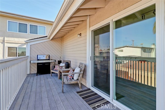 945 1st Street, Hermosa Beach, California 90254, 2 Bedrooms Bedrooms, ,2 BathroomsBathrooms,Residential,Sold,1st,SB18011992