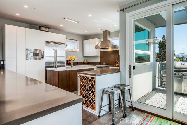 1074 7th Street, Hermosa Beach, California 90254, 4 Bedrooms Bedrooms, ,3 BathroomsBathrooms,Residential,Sold,7th,SB19068500