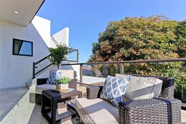 1154 6th Street, Hermosa Beach, California 90254, 4 Bedrooms Bedrooms, ,5 BathroomsBathrooms,Residential,Sold,6th,SB19225837