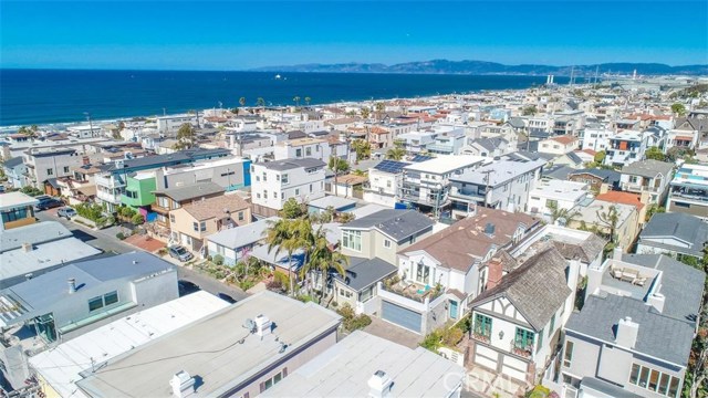 Drone shot showing proximity to beach 4 blocks