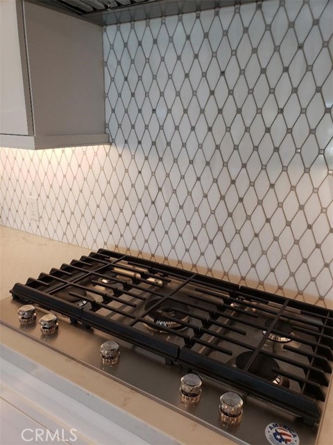 5 burner gas cooktop, marble back splash