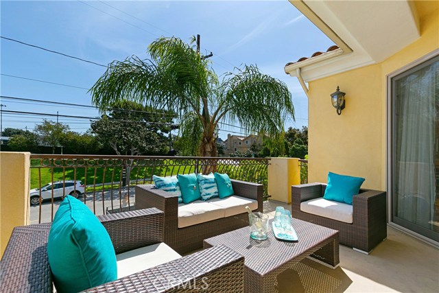 105 Lucia Avenue, Redondo Beach, California 90277, 3 Bedrooms Bedrooms, ,2 BathroomsBathrooms,Residential,Sold,Lucia,SB19076880