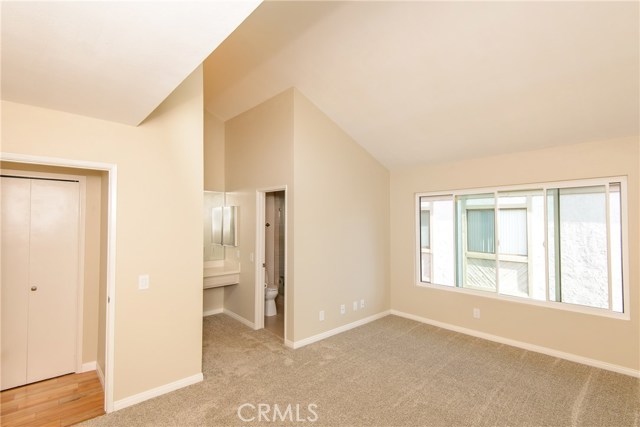 Master bedroom with vaulted ceilings and new carpet! Master bedroom with vaulted ceilings and new carpet!