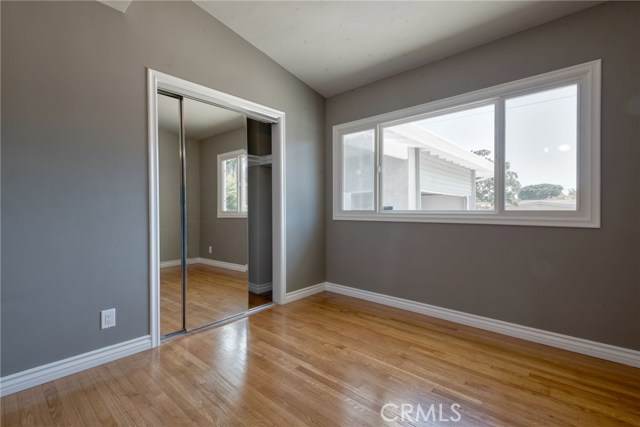 MIDDLE BEDROOM (APPROX 10' X 10')