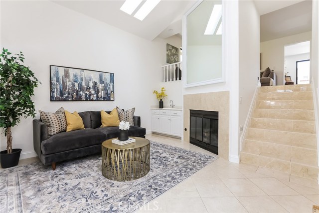  Entry/living room with wet bar