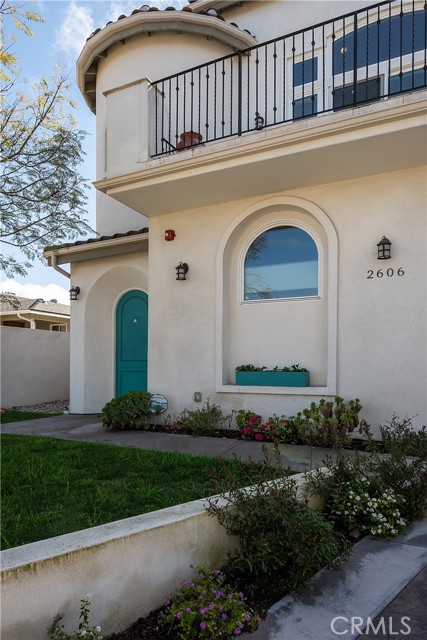 Loads of curb appeal, front yard, welcoming walkway.