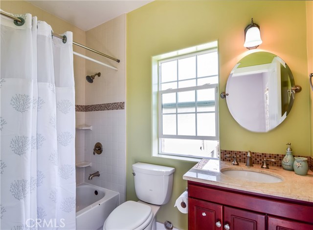 Here's the ensuite bathroom