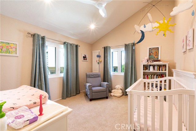 Bright and sunny 2nd bedroom, feel the ocean breezes!