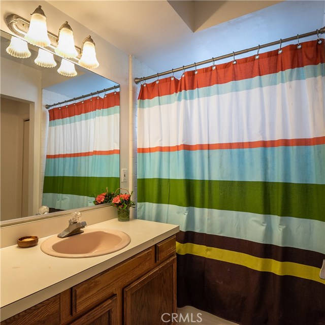 Full Bath off of Hallway