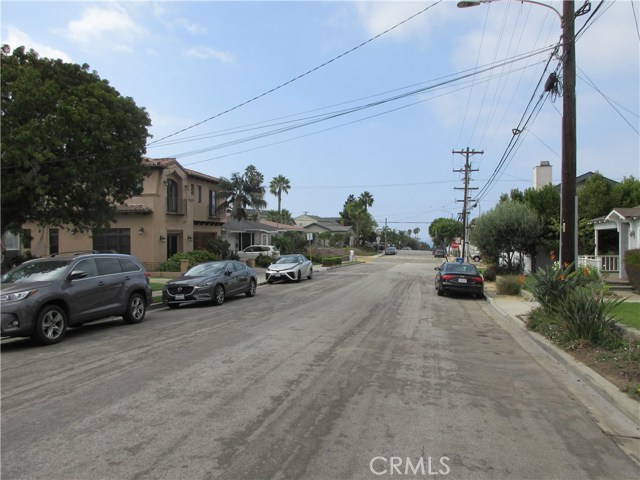 The wide street makes a big difference from the usually over crowded Hermosa streets.