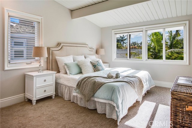 master bedroom with en suite bath and walk in closet