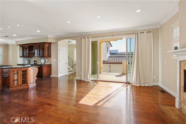 AMAZING NATURAL LIGHTING THROUGHOUT & GAS FIREPLACE, PLANTATION SHUTTTERS
AND BRAZILIAN OAK HARDWOOD FLOORING