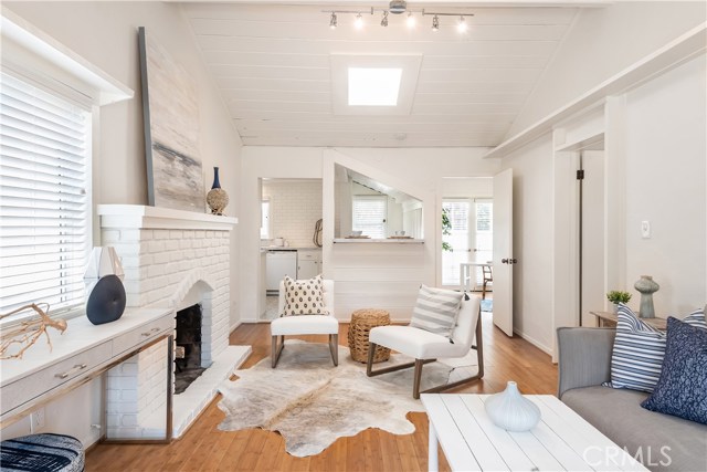 325 4th Street, Manhattan Beach, California 90266, 2 Bedrooms Bedrooms, ,1 BathroomBathrooms,Residential,Sold,4th,SB19080126