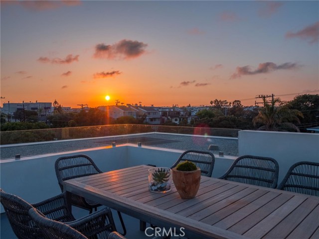 617 7th Street, Hermosa Beach, California 90254, 4 Bedrooms Bedrooms, ,3 BathroomsBathrooms,Residential,Sold,7th Street,SB18126024