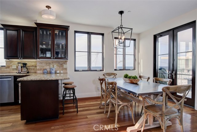 320 33rd Place, Manhattan Beach, California 90266, 3 Bedrooms Bedrooms, ,3 BathroomsBathrooms,Residential,Sold,33rd,SB21043576