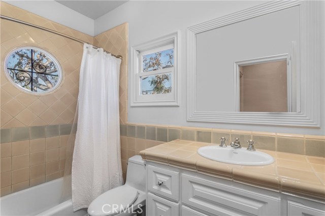 Second Level Full Bath