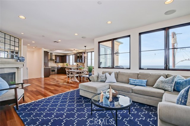 320 33rd Place, Manhattan Beach, California 90266, 3 Bedrooms Bedrooms, ,3 BathroomsBathrooms,Residential,Sold,33rd,SB21043576