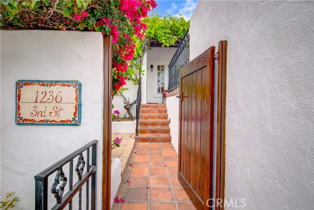1236 3rd Street, Hermosa Beach, California 90254, 2 Bedrooms Bedrooms, ,Residential,Sold,3rd,SB19113677