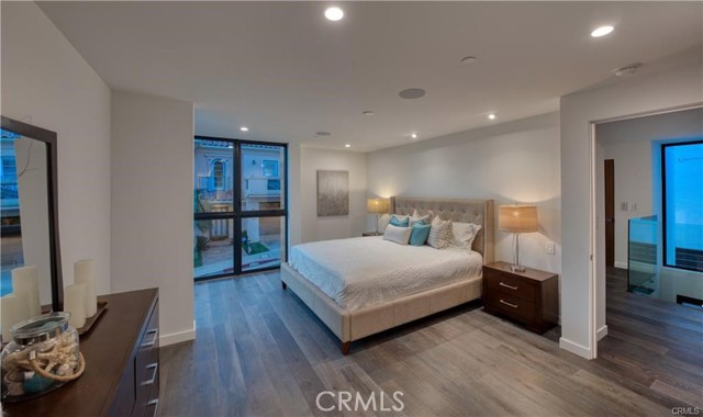 946 8th Street, Hermosa Beach, California 90254, 4 Bedrooms Bedrooms, ,3 BathroomsBathrooms,Residential,Sold,8th,SB20005641