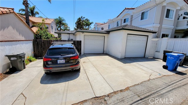 2 cars in 1 car garages + 3 parking spaces on apron