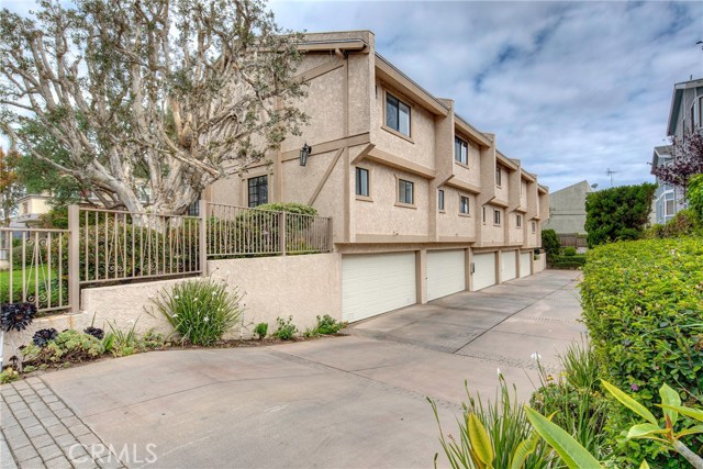 Each unit has private, direct access 2 car garages. Each unit has private, direct access 2 car garages.