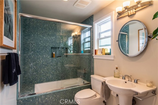 641 8th Street, Hermosa Beach, California 90254, 4 Bedrooms Bedrooms, ,2 BathroomsBathrooms,Residential,Sold,8th,SB19111295