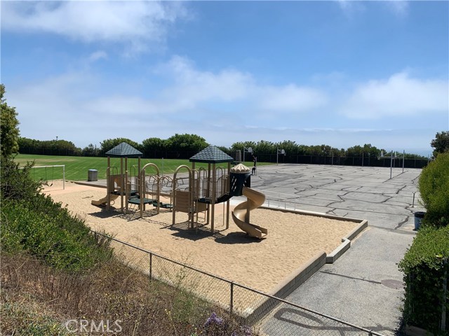 Ladera Linda is a few hundred yards away and offers basketball courts, soccer fields, 2 great playgrounds, 2 paddle tennis courts..all with ocean views and cooling breezes!!