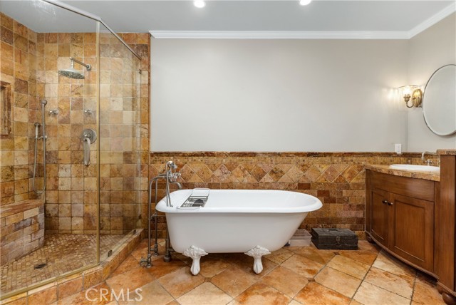 Master bath w soaking tub