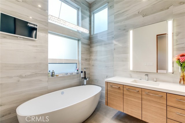 728 Lucia Avenue, Redondo Beach, California 90277, 4 Bedrooms Bedrooms, ,2 BathroomsBathrooms,Residential,Sold,Lucia,SB19142889