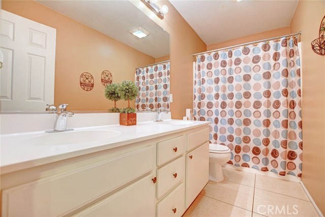 Shared bath with dual sinks.