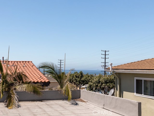 527 Juanita Avenue, Redondo Beach, California 90277, ,Residential Income,Sold,Juanita,SB17234058