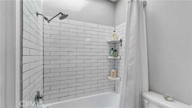 Shower/tub with skylight that can open