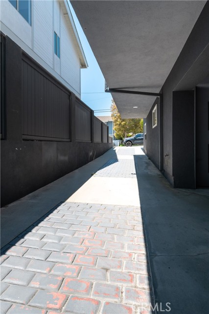 Shared driveway into unit 618 & 620.