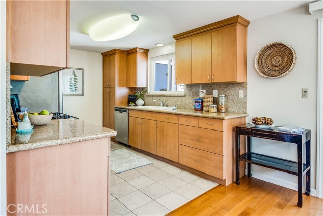 1427 12th Street, Manhattan Beach, California 90266, 2 Bedrooms Bedrooms, ,3 BathroomsBathrooms,Residential,Sold,12th,SB21102526