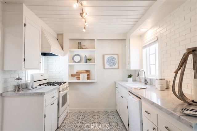 325 4th Street, Manhattan Beach, California 90266, 2 Bedrooms Bedrooms, ,1 BathroomBathrooms,Residential,Sold,4th,SB19080126