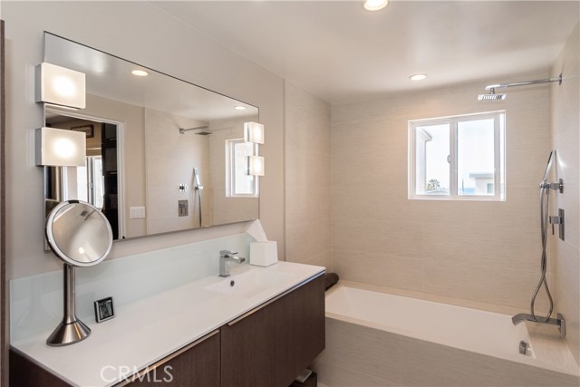 1019 Monterey Boulevard, Hermosa Beach, California 90254, 3 Bedrooms Bedrooms, ,3 BathroomsBathrooms,Residential,Sold,Monterey,SB20137886