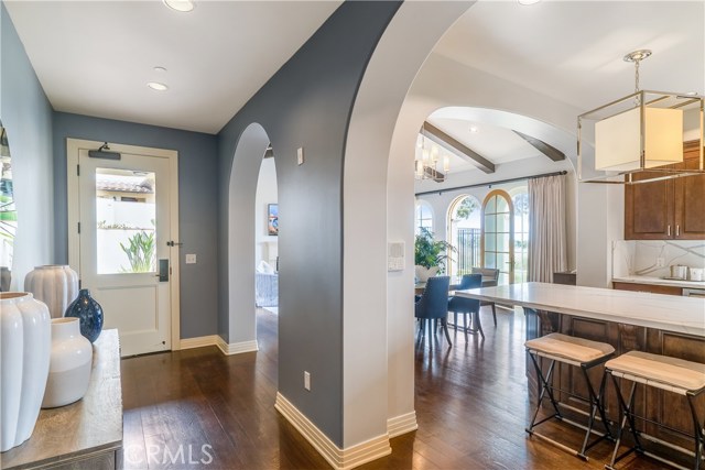 Arched walls to living area and kitchen.