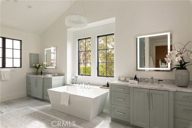 Master bathroom dual sinks and soaking tub