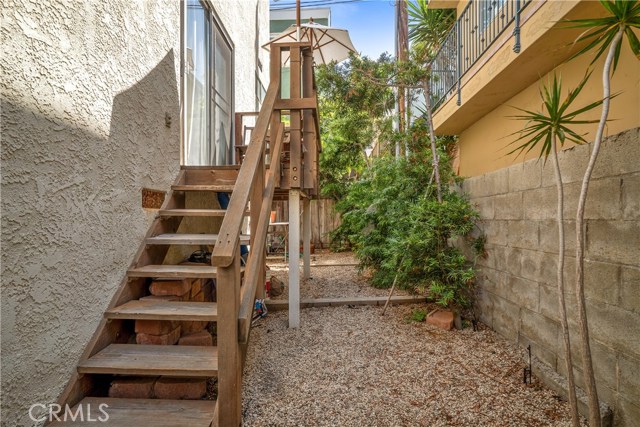 separate entrance to downstairs bedroom