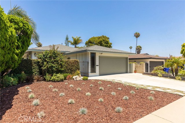 Drought tolerant, low maintenance front area. Exteriors are in good condition and newer sectional garage door. No homes across street! City has water storage facility there and it is the best possible neighbor!