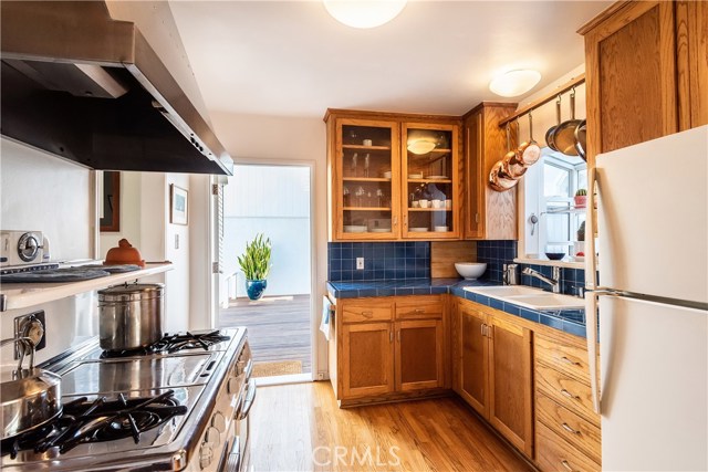 420 3rd Street, Manhattan Beach, California 90266, 2 Bedrooms Bedrooms, ,2 BathroomsBathrooms,Residential,Sold,3rd,SB19171660